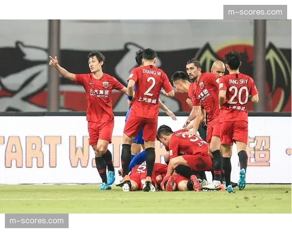 场边花絮：里尔主帅因一次本方成功压迫，向第四官员挥拳庆祝