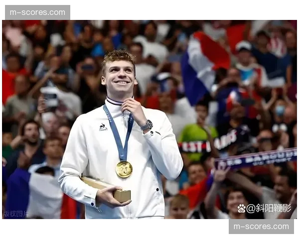 现场：法国名将马尔尚1500自夺冠后，看台父母激动相拥