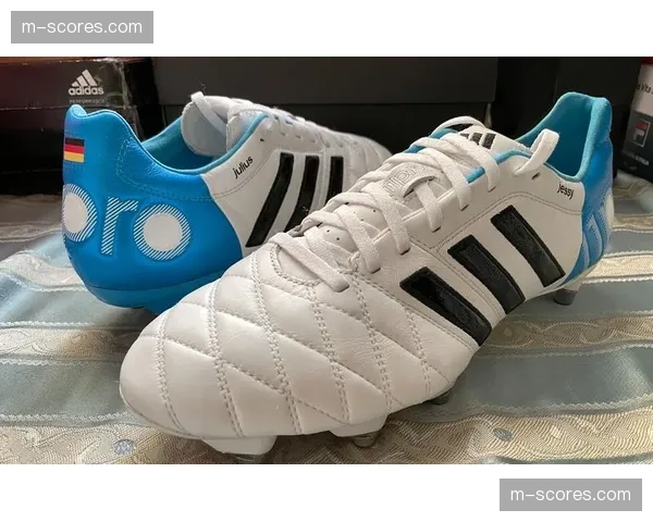 雨战中的温情，拜仁小球迷获赠克罗斯落场版球衣